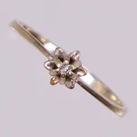 Ring med diamant ca 0,01ct, stl 17, bredd 1,7-5,4mm, vitguld, 18K  Vikt: 1,3 g