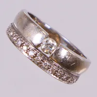Ring med diamanter 1xca 0,15ct, 15xca 0,01ct, stl 16, bredd 4,6-6,8mm, vitguld, GHA, repig, behov av omrodiering, gravyr, 18K  Vikt: 4,8 g