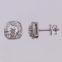 Ett par örhängen med briljantslipade diamanter 2xca 0,40ct ca TW(F-G)/VS1-VS2, en diamant med GIA inskription på rondisten 5156570324, 20 briljantslipade diamanter ca 0,24ctv ca TW-W/VS, bredd 8,6x8,6mm, ena mittstenen har natural på rondisten, vitguld, 18K  Vikt: 3,1 g