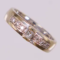Ring med diamanter 1xca 0,12ct prinsesslipad, 6x ca 0,01ct briljantslipade, totalt 0,20ct enligt gravyr, stl 16½, bredd 4,5mm, GHA, vitguld, behov av omrodiering, 18K  Vikt: 5,2 g