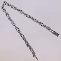Armband med dekor av drakar och tecken, längd: 21,5cm, bredd: 5mm, smärre bucklor på länkar, silver 925/1000 Vikt: 26,1 g