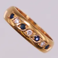 Ring med diamanter 3xca0,02ct TW(G)/Si enligt gravyr samt safirer, stl 16¼, bredd: 5mm, Svedboms Guldsmeds Ab, år: 1971, 18K  Vikt: 4,6 g