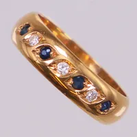 Ring med diamanter 3xca0,02ct TW(G)/Si enligt gravyr samt safirer, stl 16¼, bredd: 5mm, Svedboms Guldsmeds Ab, år: 1971, gravyr, 18K Vikt: 4,5 g