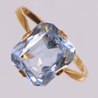 Ring med ljusblå sten, stl 17¾, bredd: 1,3-11,4mm, Guldvaruaktiebolaget G. Dahlgren & Co, år: 1939, 18K  Vikt: 2,2 g