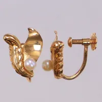 Ett par örhängen med odlade pärlor Ø3mm, längd: 13mm, bredd: 9,7mm, skruvlås, 18K  Vikt: 1,9 g