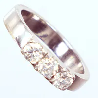 Ring, diamanter, ca: 3 x 0,37ct totalt 1,11ct enligt gravyr, vitguld, Ø19¾, W/SI, 18k Vikt: 8,5 g
