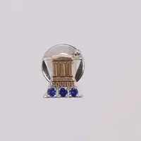 Pin tvåfärgad "Squibb" med blå stenar, 10x9mm, baksida i metall (ej medräknad i vikten), 10K  Vikt: 1,8 g