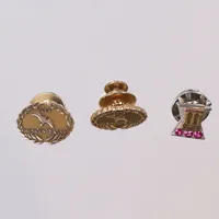 3st Pins i vitguld / gulguld samt tre rosa stenar, "Presidents Club" och "Squibb", mått 15x11mm och 11x9mm, baksidor i metall (ej medräknad  i vikten) 10K Vikt: 6,2 g