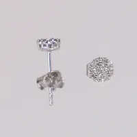 Ett par örhängen i vitguld med diamanter 44xca0,005-0,01, Ø10mm, 18K Vikt: 1,1 g