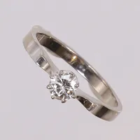 Ring i vitguld med diamant ca0,35ct, stl 18¾ bredd 2-5mm, 18K  Vikt: 3,1 g
