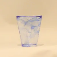 Glas, Ulrica Hydman-Vallien (1938-2018), "Mine", blå och klar glasmassa, märkt UHV i botten, höjd 10,5cm