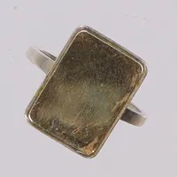 Ring, stl 20½, skenans bredd 2mm, plattans höjd 18mm, Axel Bergmans Guldsmedsverkstad, Stockholm 1944, delvis förgyllt silver 830/1000 Vikt: 8,8 g