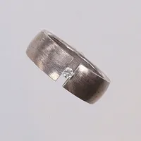 Ring med vit sten stl 20 bredd 8mm silver 925/1000 Vikt: 11,8 g