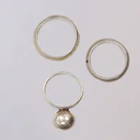3 st Ringar, varav en Esprit med vit sten, stl 17½-19½, silver 925/1000 Vikt: 18,3 g