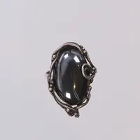 Ring med svart sten troligen onyx, stl 18 bredd 3-29mm, stämplad sterling DSM, silver 925/1000 Vikt: 11,9 g