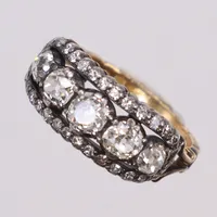 Ring WA Bohlin med gammalslipade diamanter ca 1x0,42, 2xca0,30,2xca0,20ct och 32xca0,01ct totalt ca 1,6-1,7ct, fattning i silver troligen omgjord från smycke från tidigt 1800-tal, skenan senare tillverkad av Bohlin Stockholm 1939, Stl 18¼, skenan i 18K Vikt: 4,5 g