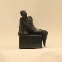 Figurin i brons på sockel i sten, otydlig signatur möjligen Hulek eller Hulck?, omkring 1900-talets mitt, höjd inklusive sockeln ca 16cm 