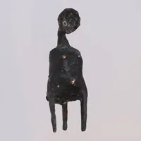 Skulptur i brons tillskriven Lynn Chadwick (1914-2003) höjd 6,7cm, möjligen "Watcher" 1970-tal, saknar trolgien sockeln som kan ha varit signerad och numrerad