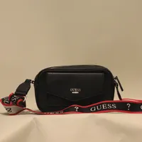 Handväska, Guess Los Angeles, svart läder, ca 23x15cm, försiktigt bruksslitage Vikt: 0 g