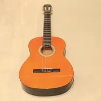 Akustisk gitarr, sexsträngad, Messina Classical Guitars, längd 100cm, enstaka märken/försiktigt slitage, fodral och ställning medföljer (fodralet med slitage) Skickas med postpaket.