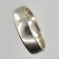 Ring, Schalins, stl 19½ cm, bredd 6 mm, gravyr, vitguld, 18K. Vikt: 9,8 g