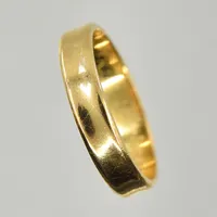 Ring, stl 17, bredd 4 mm, gravyr, 18K. Vikt: 3,2 g