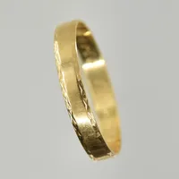 Ring, stl 17¾, bredd 3 mm, gravyr, 18K. Vikt: 1,2 g
