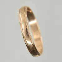 Ring, stl 17¾, bredd 3 mm, gravyr, 8K. Vikt: 1,3 g