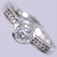 Ring med vita stenar, Viventy, stl: 19¼, bredd: ca 3-8mm, 925/1000, silver Vikt: 5,9 g