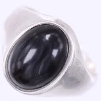 Ring med färgad sten, stl: 18½, bredd: ca 4-15mm, 835/1000, silver Vikt: 5,2 g