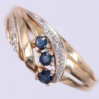 Ring med blå stenar och diamanter ca 2x0,005ct, stl: 17¾, bredd: ca 2-8mm, 18K Vikt: 3 g