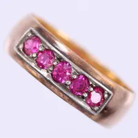 Ring med rosa stenar, stl: 17¼, bredd: ca 6mm, 18K Vikt: 3,8 g