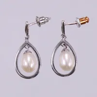 Ett par örhängen med odlade pärlor, längd: ca 2,5cm, bredd: ca 11mm, stopp i metall, 925/1000, silver Vikt: 3,5 g