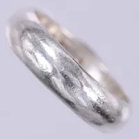 Ring, stl: 16¼, bredd: ca 5mm, GHA, 925/1000, silver Vikt: 4,1 g
