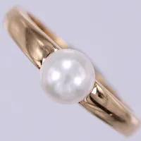 Ring med odlad pärla, stl: 17½, bredd: ca 2-7mm, GHA, 18K Vikt: 3,4 g