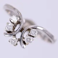 Ring vitguld med diamanter ca 5x0,05ct, stl: 19, bredd: ca 3-10mm, 18K Vikt: 3,6 g