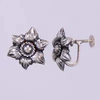 Ett par örhängen blommor, Ø ca 18mm, skruvlås, 830/1000, silver Vikt: 4,6 g