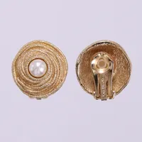 Ett par örhängen Christian Dior, med imitationspärlor, Ø 24mm, metall, i etui Vikt: 0 g