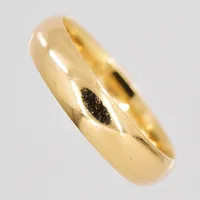 Ring, stl 19¾, bredd 5mm, graverad, Schalins Ringar, 18K Vikt: 5,6 g