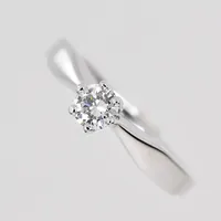 Ring vitguld, diamant 0,25ct enligt gravyr, stl 16½, doserad bredd 2-3,2mm, 18K Vikt: 3,8 g