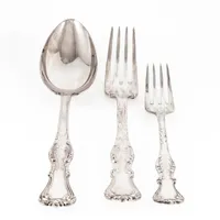 Prins Albert i silver: en bordssked (185 mm), en bordsgaffel (177 mm) och en smörgåsgaffel (145 mm). De väger 140,0g tillsammans. Alla från CGH från 1950-talet. Bruksskick. 