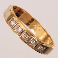 Ring med diamanter totalt ca 0,05ct, stl 18, bredd 3mm, rödguld/vitguld, gravyr, 18K   Vikt: 3,7 g