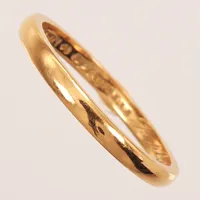 En ring, stl 18, bredd 2,5mm, gravyr, 20K Vikt: 2,8 g
