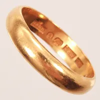 En slät ring, stl 19, bredd 5mm, gravyr, 18K Vikt: 4,7 g