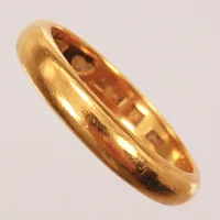 En slät ring, stl 19¼, bredd 4mm, 23K Vikt: 7,6 g
