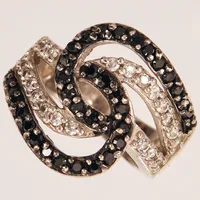 Ring med vita och svarta stenar, stl 16¾, bredd ca 5-18mm, silver 925/1000 Vikt: 7,5 g