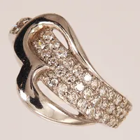 Ring med vita stenar, stl 17¼, bredd ca 2-10mm, silver 925/1000 Vikt: 2,4 g