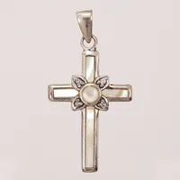 Hänge, kors, inlägg av möjligen pärlemo, ca 32x16mm inkl ögla, silver 925/1000 Vikt: 1,9 g