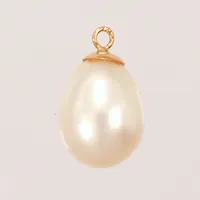 Hänge, odlad droppformad pärla, ca 8,5x13,6mm inklusive ögla, 18K Bruttovikt 1,1g Vikt: 1,1 g