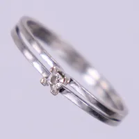 Ring med diamant 1xca0,03ct, stl 17, bredd: ca 2-3mm, vitguld, 18K Vikt: 1,8 g